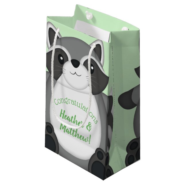 Raccoon Baby Dusche Grün Kleine Geschenktüte (Vorderseite Schrägansicht)