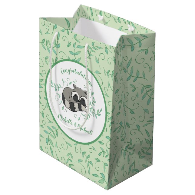 Raccoon Baby Shower Woodland Tiere Mittlere Geschenktüte (Rückseite Schrägansicht)