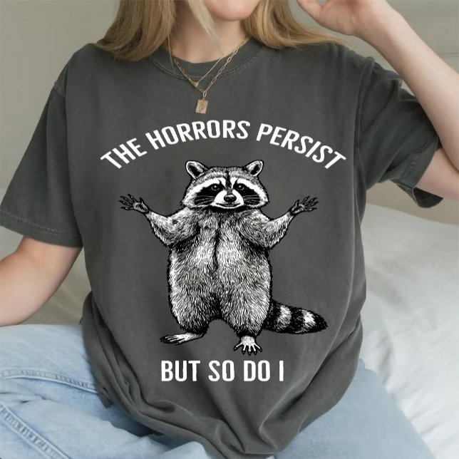 Raccoon die Horror bleiben, aber ich auch T-Shirt (raccoon existential crisis shirt, trash panda survival tee, neurospicy humor apparel, ADHD chaotic )
