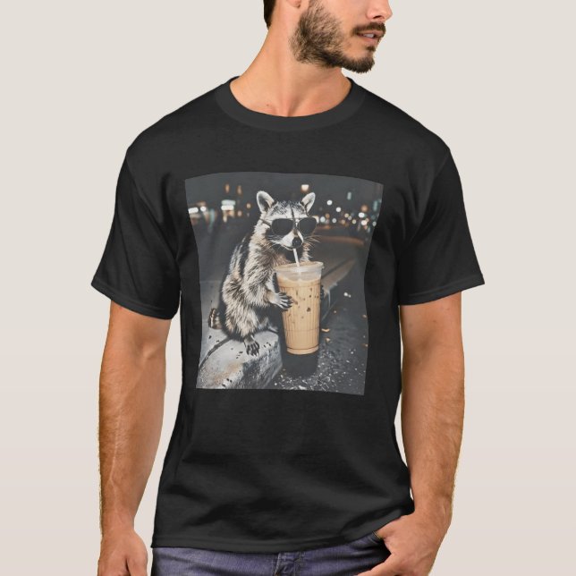 Raccoon-Drinking-Iced-Coffee T-Shirt (Vorderseite)