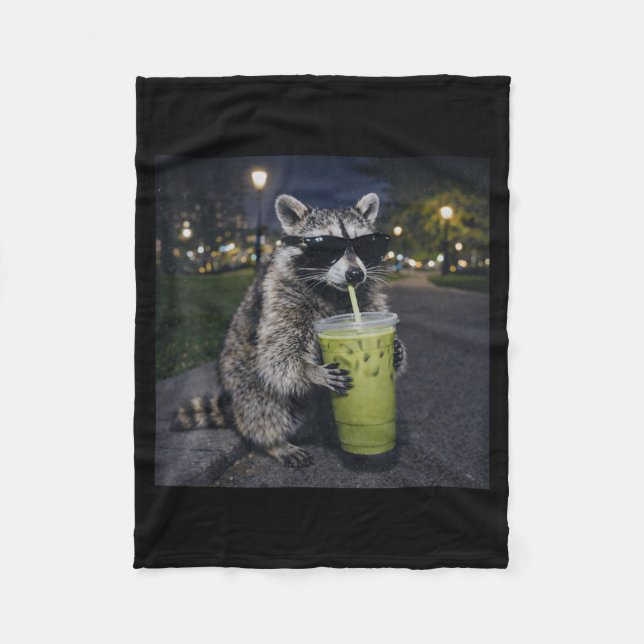 Raccoon drinking iced matcha latte funny animal fleecedecke (Vorderseite)
