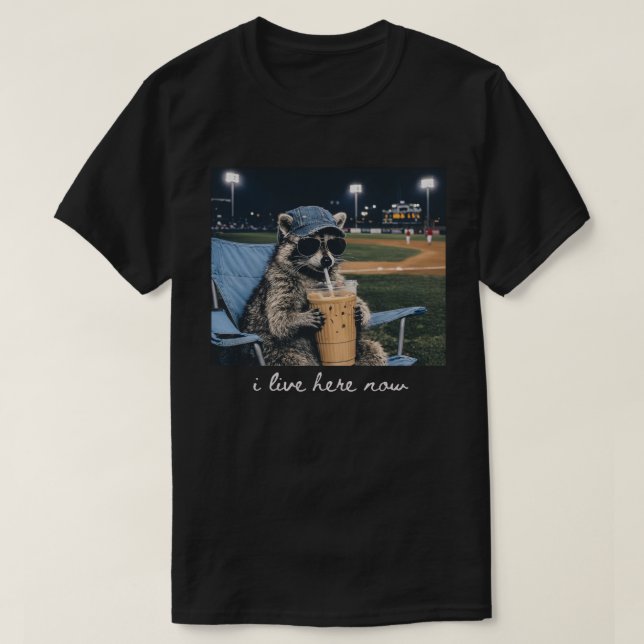 Raccoon I Live Here Now Shirt Raccoon Drinking Ice (Design vorne)