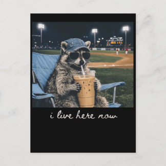 Raccoon I Live Here Now Shirt Raccoon Drinking Ice Feiertagspostkarte