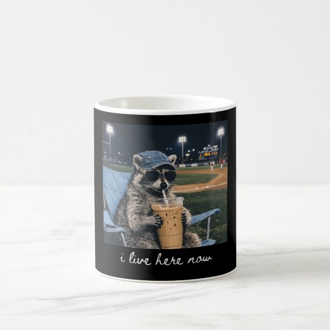 Raccoon I Live Here Now Shirt Raccoon Drinking Ice Kaffeetasse (Mittel)