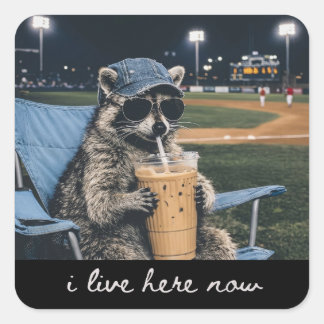 Raccoon I Live Here Now Shirt Raccoon Drinking Ice Quadratischer Aufkleber