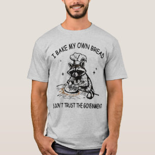 Raccoon Ich backe mein eigenes Brot und traue dem  T-Shirt