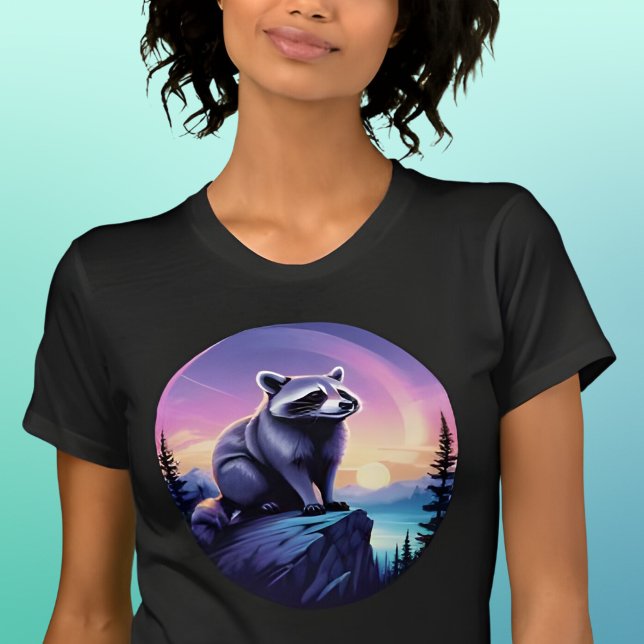 Raccoon im Wald bei Sonnenuntergang T-Shirt (Von Creator hochgeladen)