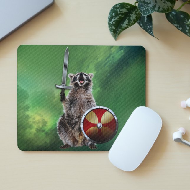 Raccoon im Weltraumschild Schwert Niedlich lustig Mousepad (Von Creator hochgeladen)