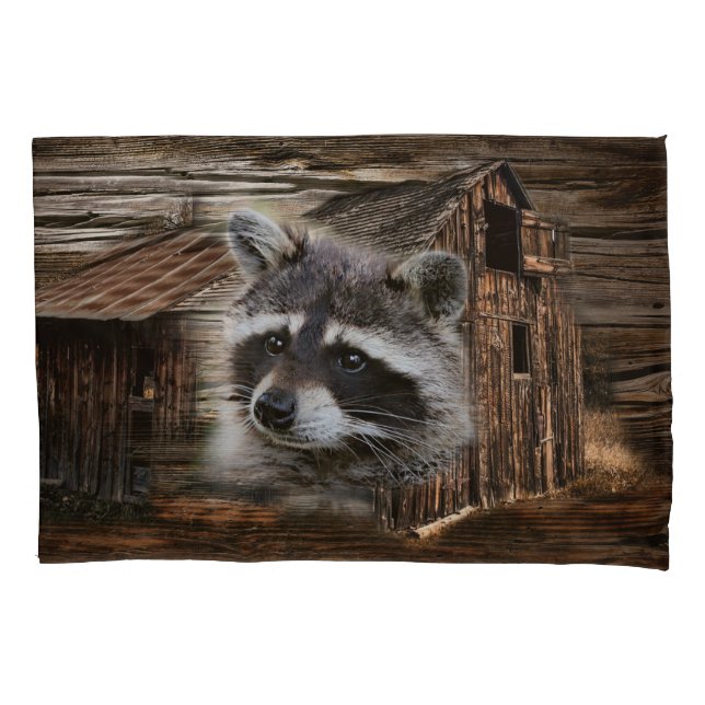 Raccoon in der alten Scheune Kissenbezug (Vorderseite)
