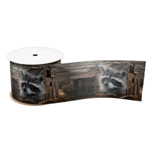 Raccoon in der alten Scheune Satinband