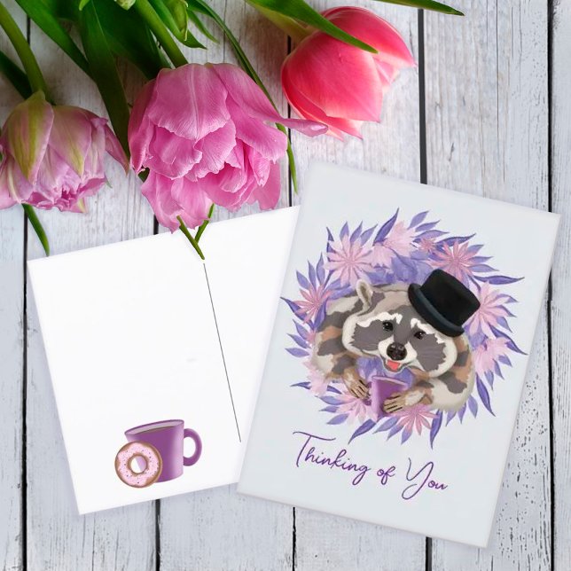 Raccoon in einem Hut mit einer Tasse Kaffee. Postkarte (Von Creator hochgeladen)