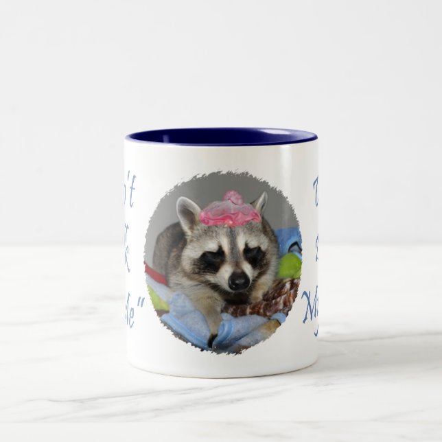 Raccoon-Schlafenkaffee-Tasse Zweifarbige Tasse (Mittel)