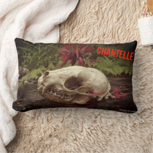 Raccoon Skull Altes Holz mit Farne und rote Monard Lendenkissen