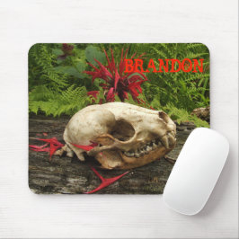 Raccoon Skull Altes Holz mit Farne und rote Monard Mousepad