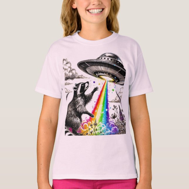 Raccoon und das Rainbow UFO auf einer Wildblume T-Shirt (Vorderseite)
