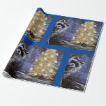 Raccoon und Golden Christmas Tree Wrapping Paper Geschenkpapier<br><div class="desc">Süße Raccoon flüchtige Blicke,  um das hübsche Licht zu sehen,  das vom goldenen Baum scheint. Fröhliche Weihnachtsarrangements werden doppelt genossen,  wenn sie mit dieser schönen Szene verpackt werden. Originelles Bild aus meiner Vergangenheit.</div>