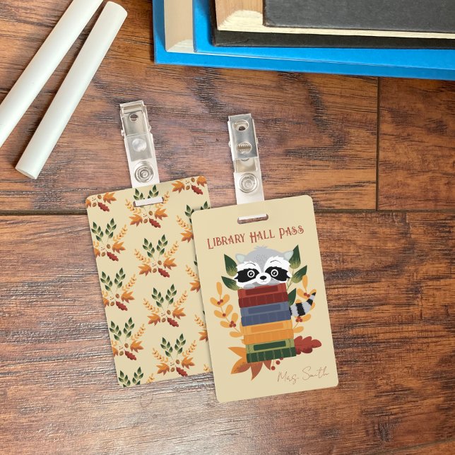 Raccoon with Books Library Hall Pass Abzeichen Ausweis (Raccoon with books vertical library hall pass badge .)