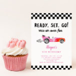 Race Car Girl Ready Set Go Birthday Party Einladung<br><div class="desc">Niedliche Rennwagen Thema Mädchen Geburtstagsfeier Einladung Karte mit der Abbildung eines rosa Vintage Auto mit Flammen. Der Text sagt "fertig,  Set,  los! Rennen weiter."</div>