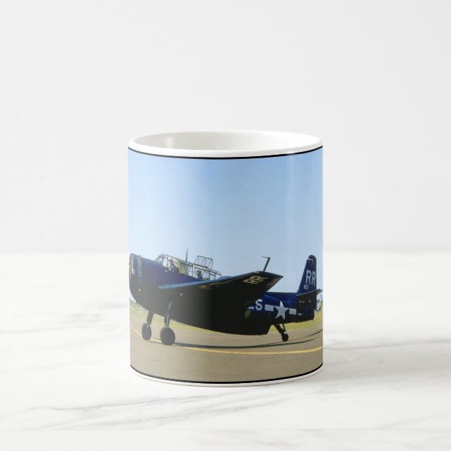 Rächer Grummans TBM, links Front_WWII Flugzeuge Tasse (Mittel)