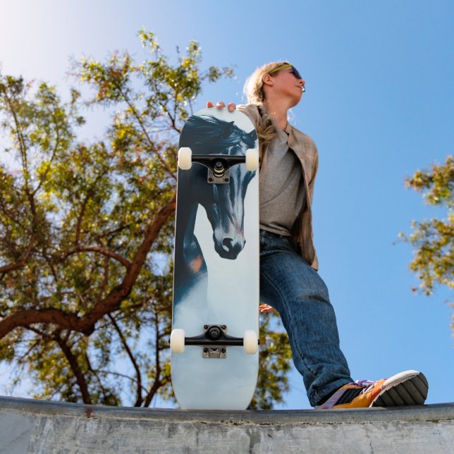  Racing Black Horse Portrait Minimalist Skateboard (Außenbereich 1)