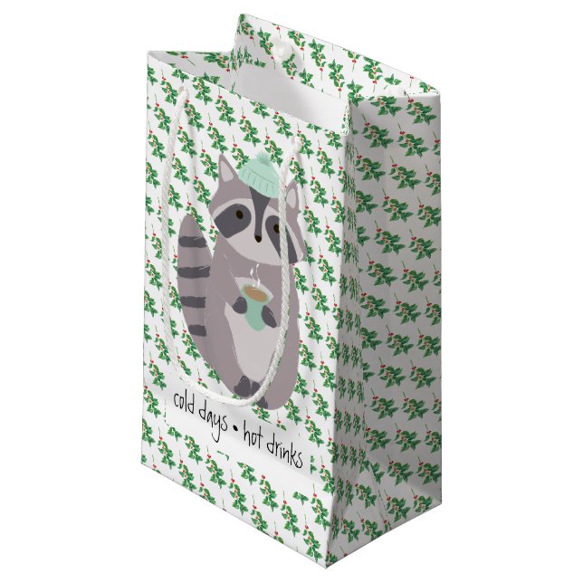 Racoon With A Hot Drink Kleine Geschenktüte (Vorderseite Schrägansicht)