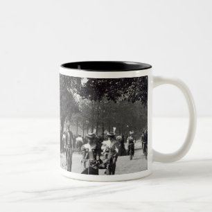 Radfahren in Hyde Park, c.1910 Zweifarbige Tasse