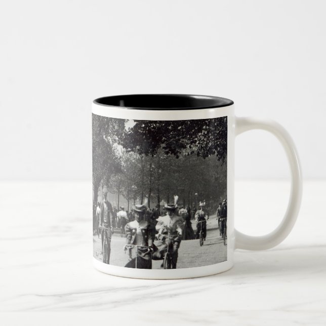 Radfahren in Hyde Park, c.1910 Zweifarbige Tasse (Rechts)