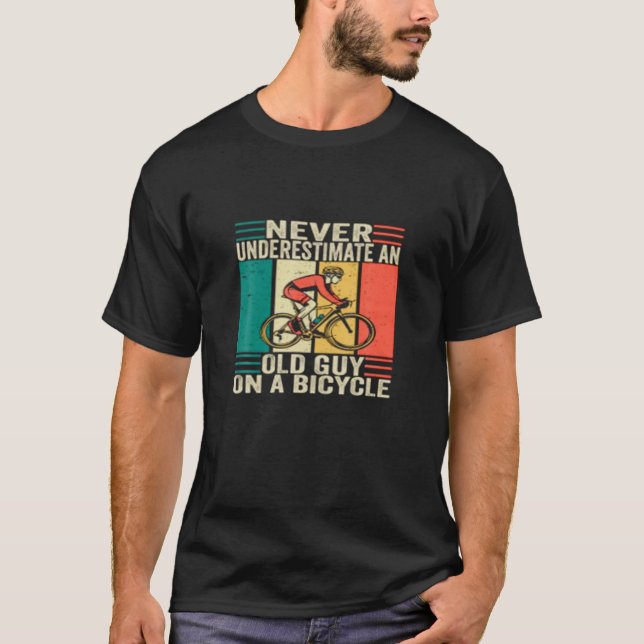 Radfahren lustig, nie unterschätzen einen alten Ty T-Shirt (Vorderseite)
