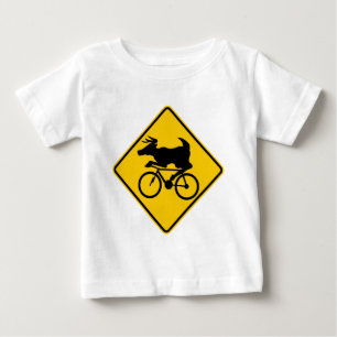 Radfahrendes Rotwild-Überfahrt-Landstraßen-Zeich Baby T-shirt