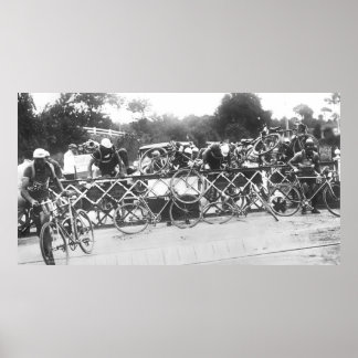 Radfahrer können auf der Bahnübergang Tour de F ni Poster