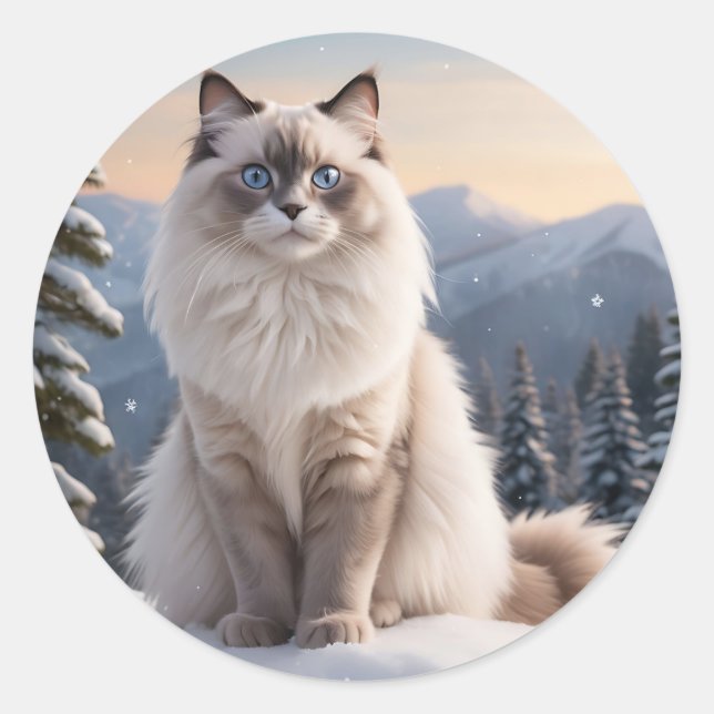 Ragdoll Katze auf dem Snowy Mountain mit Serene Wi Runder Aufkleber (Vorderseite)