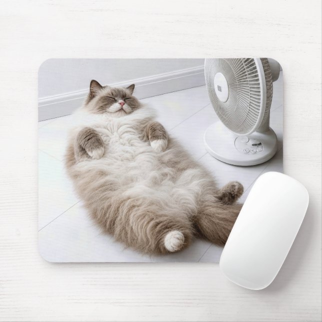 Ragdoll-Katze kühlt sich an einem Ventilator ab Mousepad (Mit Mouse)