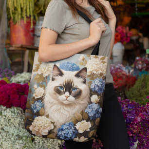 Ragdoll Katze mit Blue Hydrangea-Blume