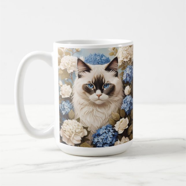 Ragdoll Katze mit Blue Hydrangea-Blume Kaffeetasse (Links)