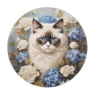 Ragdoll Katze mit Blue Hydrangea-Blume Schneidebrett