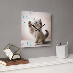 Ragdoll Kitten mit Seifenblasen Quadratische Wanduhr