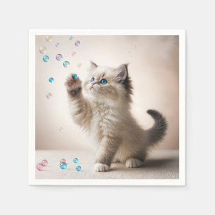 Ragdoll Kitten spielen mit Blasen Serviette