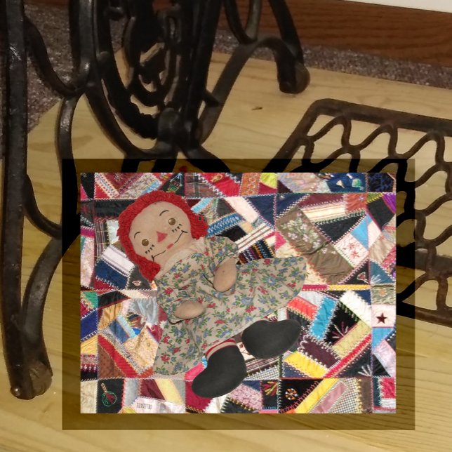 Raggedy Doll über antikes Crazy Quilt Postkarte (Von Creator hochgeladen)