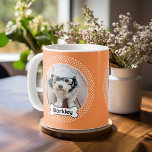 Rahmen für Hundeknochen und Polka-Dot-Foto Kaffeetasse<br><div class="desc">Eine lustige Art,  ein Foto Ihres Lieblingstiers anzuzeigen. Der Polka Dot-Rand zeigt ein niedliches Bild und der Hundename ist in einem Cartoon-Hundeknochen. Fügen Sie Ihr Lieblings-Welpenbild hinzu und machen Sie einen niedlichen Sake der Haustiere.</div>