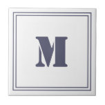 Rahmen monogrammatikales weißes Tile Fliese<br><div class="desc">Blau-Weiß-Design, das Sie mit Ihrem eigenen Initial- und Farbschema personalisieren können, indem Sie auf den Kundenstamm klicken. Sie können sie um Ihren Splashback platzieren oder sogar eine Nachricht schreiben. Wir empfehlen Ihnen, vor der Bestellung einer großen Bestellung eine Kachel zu bestellen. Dies ist ein hübsches Design Fliesen mit jedem Farbschema....</div>