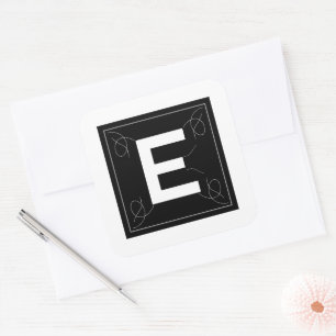 Rahmen und blühendes Monogramm Buchstabe E auf Wei Quadratischer Aufkleber