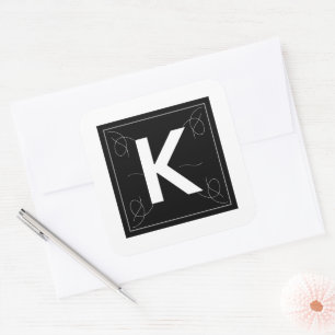 Rahmen und blühendes Monogramm Buchstabe K auf Wei Quadratischer Aufkleber