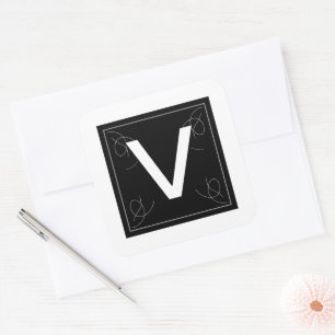 Rahmen und blühendes Monogramm Buchstabe V auf Wei Quadratischer Aufkleber