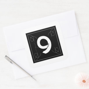 Rahmen und Flourish-Monogramm Nummer 9 auf Weiß Quadratischer Aufkleber