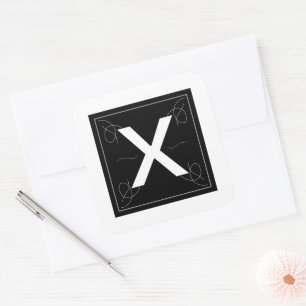Rahmen und Flourish-Monogrammbuchstabe X auf Weiß Quadratischer Aufkleber