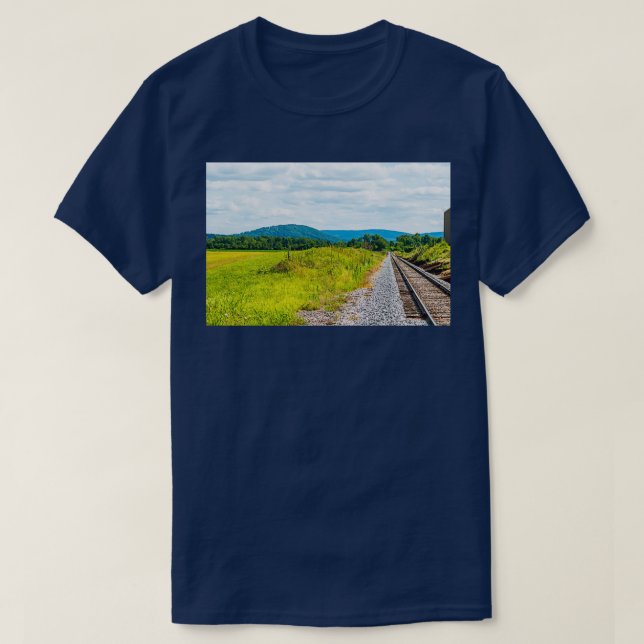 Railroad Tracks and Mountains in Gettysburg PA T-Shirt (Design vorne)