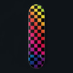 Rainbow & Black Schachbretts & Name oder Text Skateboard<br><div class="desc">Stell dich mit diesem Regenbogen und den schwarzen Schachbrettern auf Skateboard aus. Füllen Sie bitte Ihren Namen oder Text aus.</div>