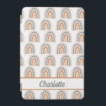 Rainbow-braune, beige-graue Monogramm iPad Mini Hülle<br><div class="desc">Ein modernes,  trendiges,  weißes Muster mit einem schicken Hintergrund. Dekoriert mit bemalten Regenbögen und Herzen in Beige,  Grau und Braun. Personalisieren Sie Ihren Namen und fügen Sie ihn hinzu.</div>
