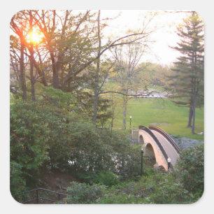 Rainbow Bridge Sunset an der Grove City Uni Quadratischer Aufkleber