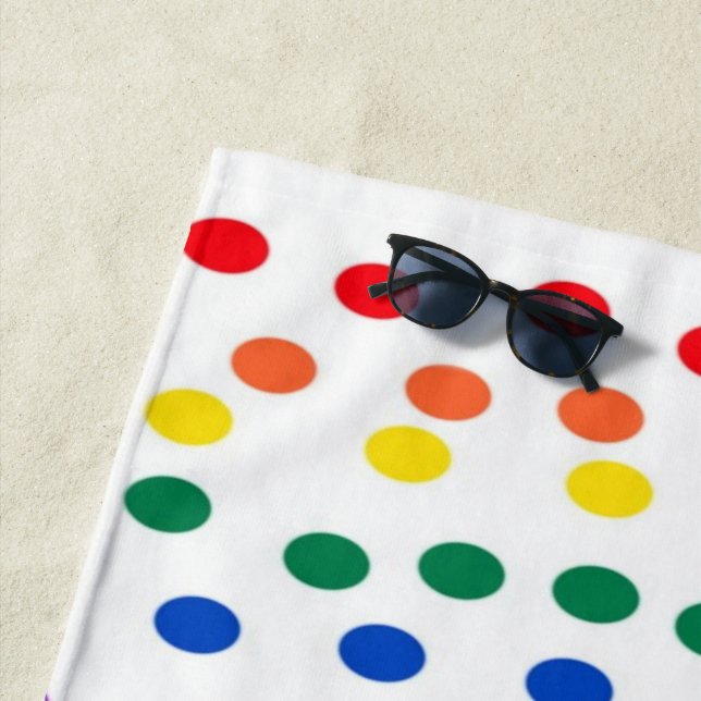 Rainbow Candy Dots auf Weiß Strandtuch (Beispiel)